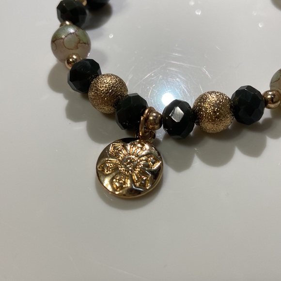 NWOT beaded summer bracelet with seashell and gold floral pendant. One size. - Picture 5 of 6